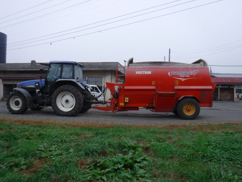 ファイル:牽引式TMRミキサー.JPG
